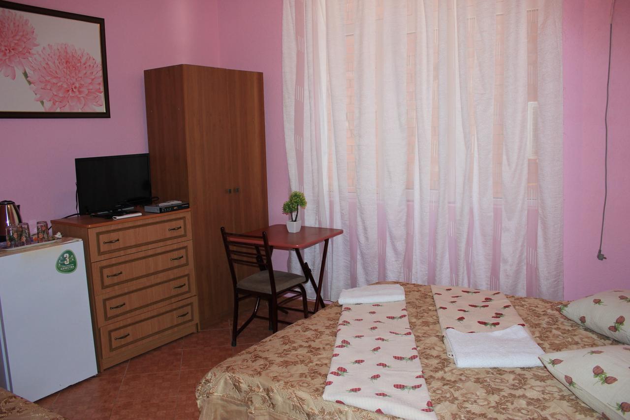 Emiliya Guest House Gagra Exterior photo