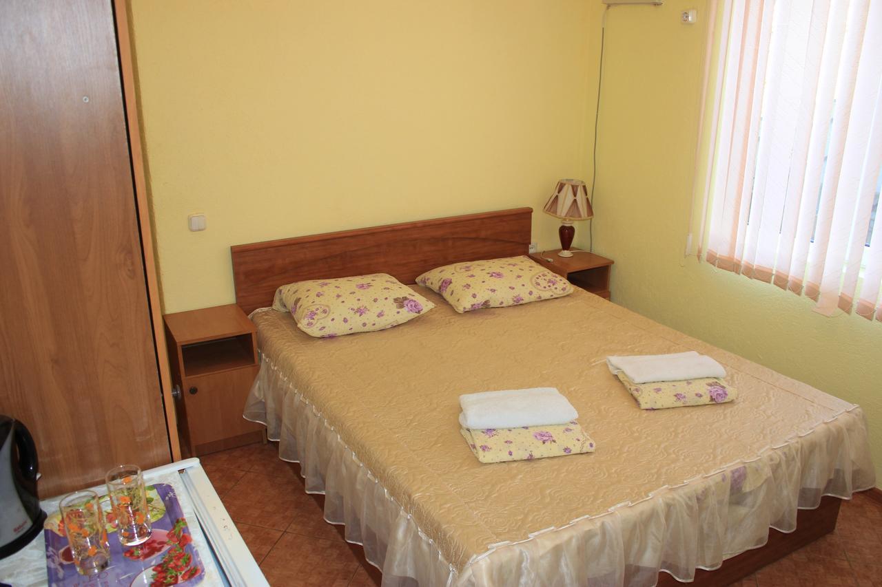 Emiliya Guest House Gagra Exterior photo