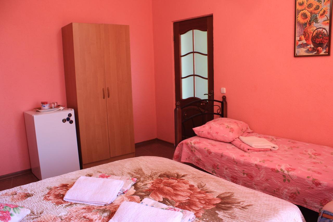 Emiliya Guest House Gagra Exterior photo