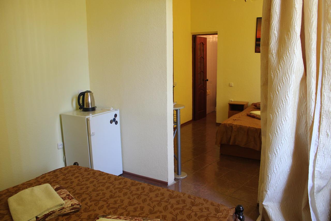 Emiliya Guest House Gagra Exterior photo
