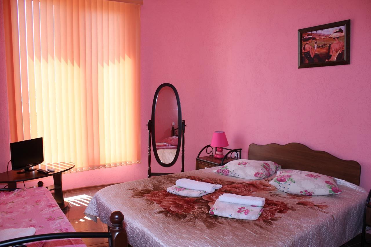 Emiliya Guest House Gagra Exterior photo