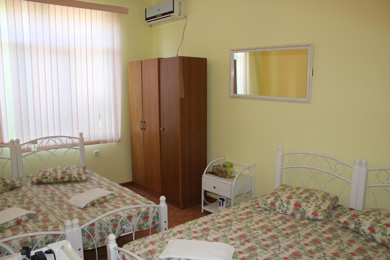 Emiliya Guest House Gagra Exterior photo