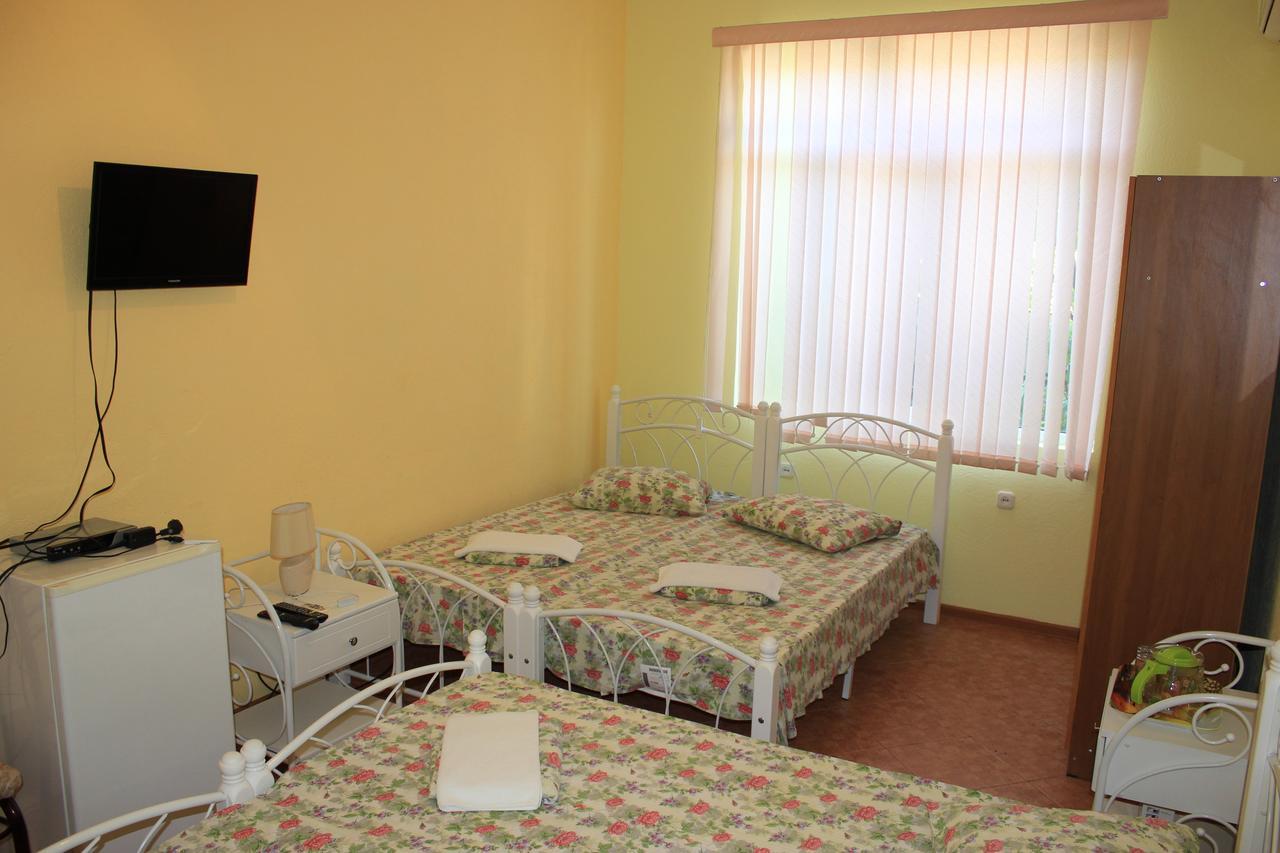 Emiliya Guest House Gagra Exterior photo