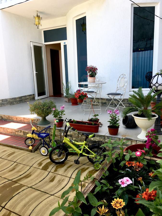 Emiliya Guest House Gagra Exterior photo