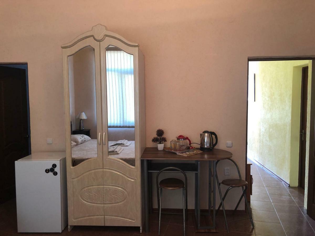 Emiliya Guest House Gagra Exterior photo