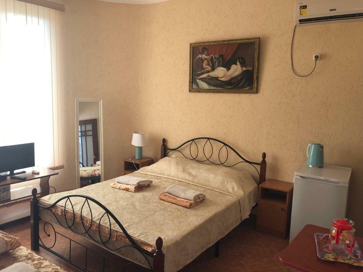 Emiliya Guest House Gagra Exterior photo